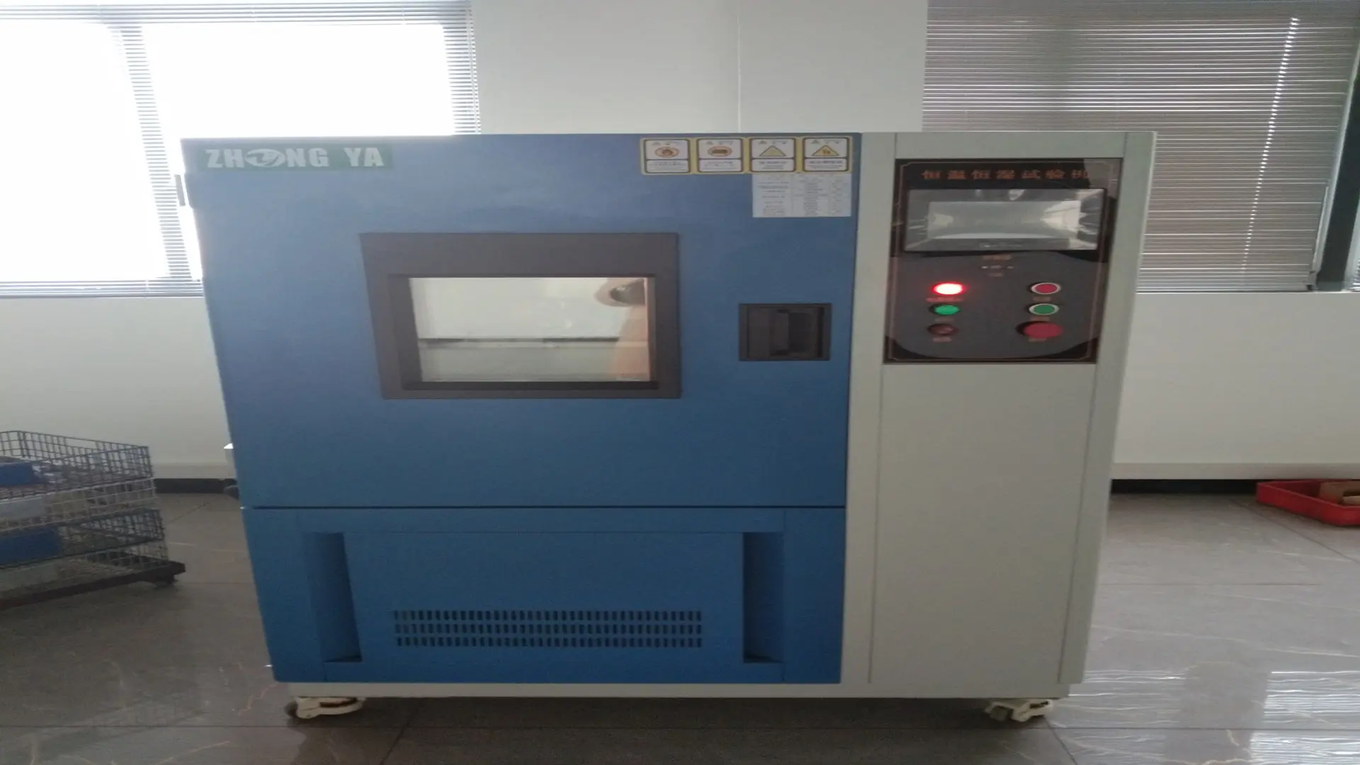 Large high and low temperature test chamber